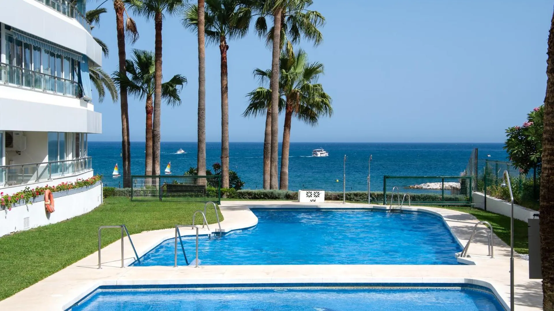 Stunning Beachfront Apartment With Sea Views Benalmádena