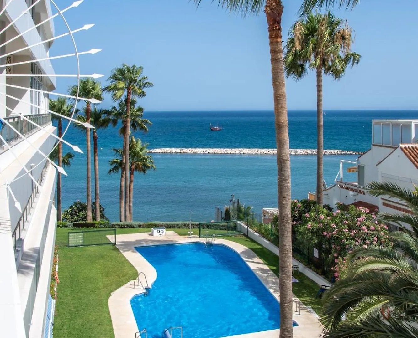 Stunning Beachfront Apartment With Sea Views Benalmádena