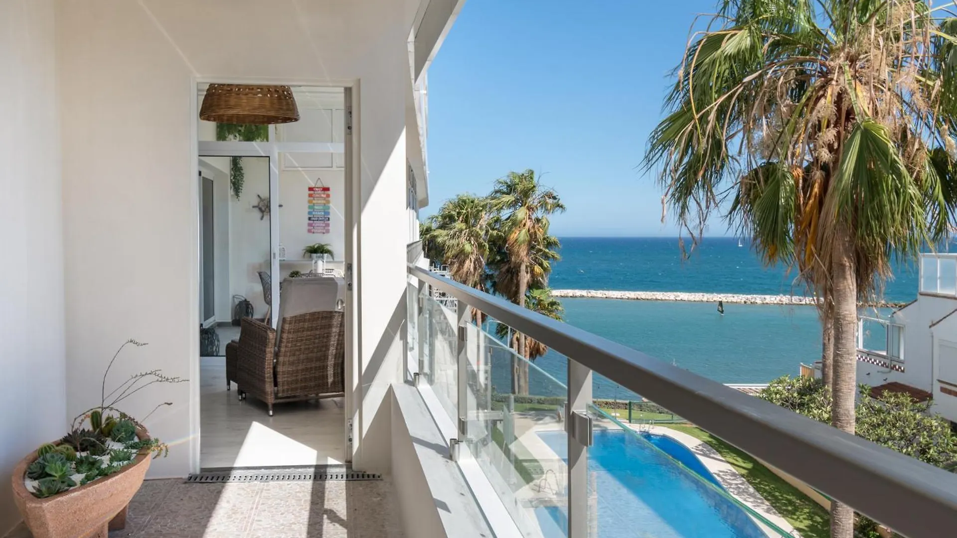 Stunning Beachfront Apartment With Sea Views Benalmádena 0*,  Spanje